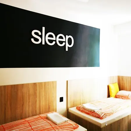By Freddie Hostel